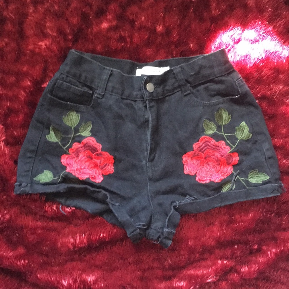 Rose embroidered high waisted shorts💘